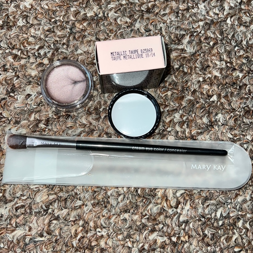 Metallic taupe cream eyecolor